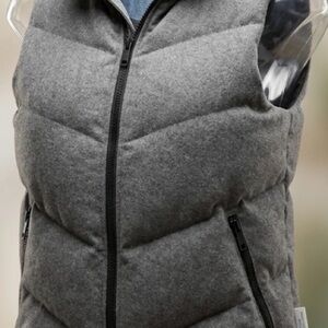 GAP HEATHER GREY VEST WITH ZIP FRONT. PRIMALOFT  LINED WITH LUXURY DOWN.SIZE MED